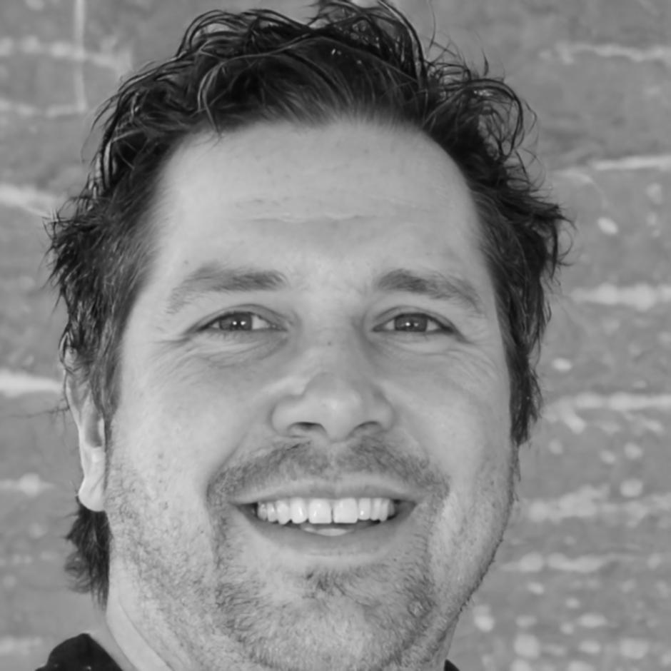 Marcus Chen, Senior Financial Analyst at oxirenalvoth